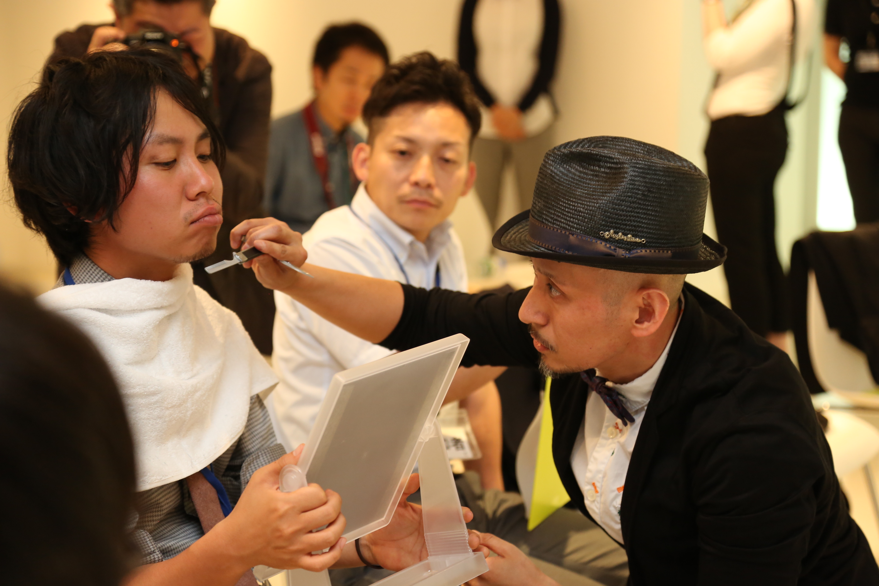 今すぐ 活きる 使える ヒゲ講座を開催 デザインヒゲは立体感と横顔が決めて ヒゲの手入れやシェービングなど理髪師のスキルを伝授 貝印 株式会社のプレスリリース
