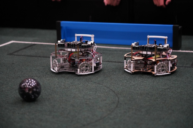 【ロボカップジュニア（RCJ）】19歳以下の未成年を対象とした大会で、2対2で自律ロボットがサッカーを行います。