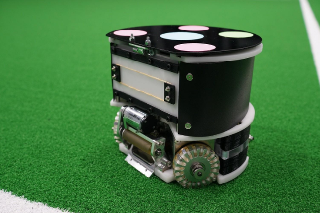 【ロボカップ小型リーグ（SSL）】多数の自律ロボットが、連携してパスを繋ぎ相手のゴールを狙うロボットサッカーです。