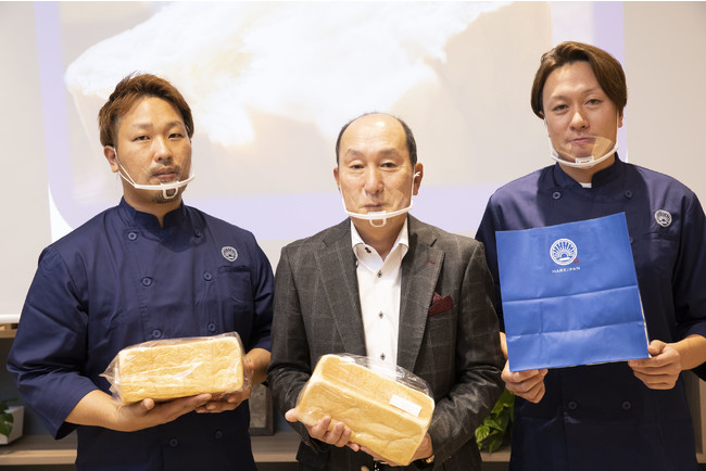 写真左から：㈱T.H.S ハレパン統括本部長 田中 亮、代表取締役社長 金本正彦、取締役 金本 正龍
