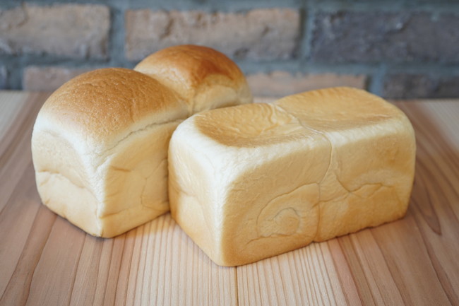 生食パン（右）、焼き食パン（左）