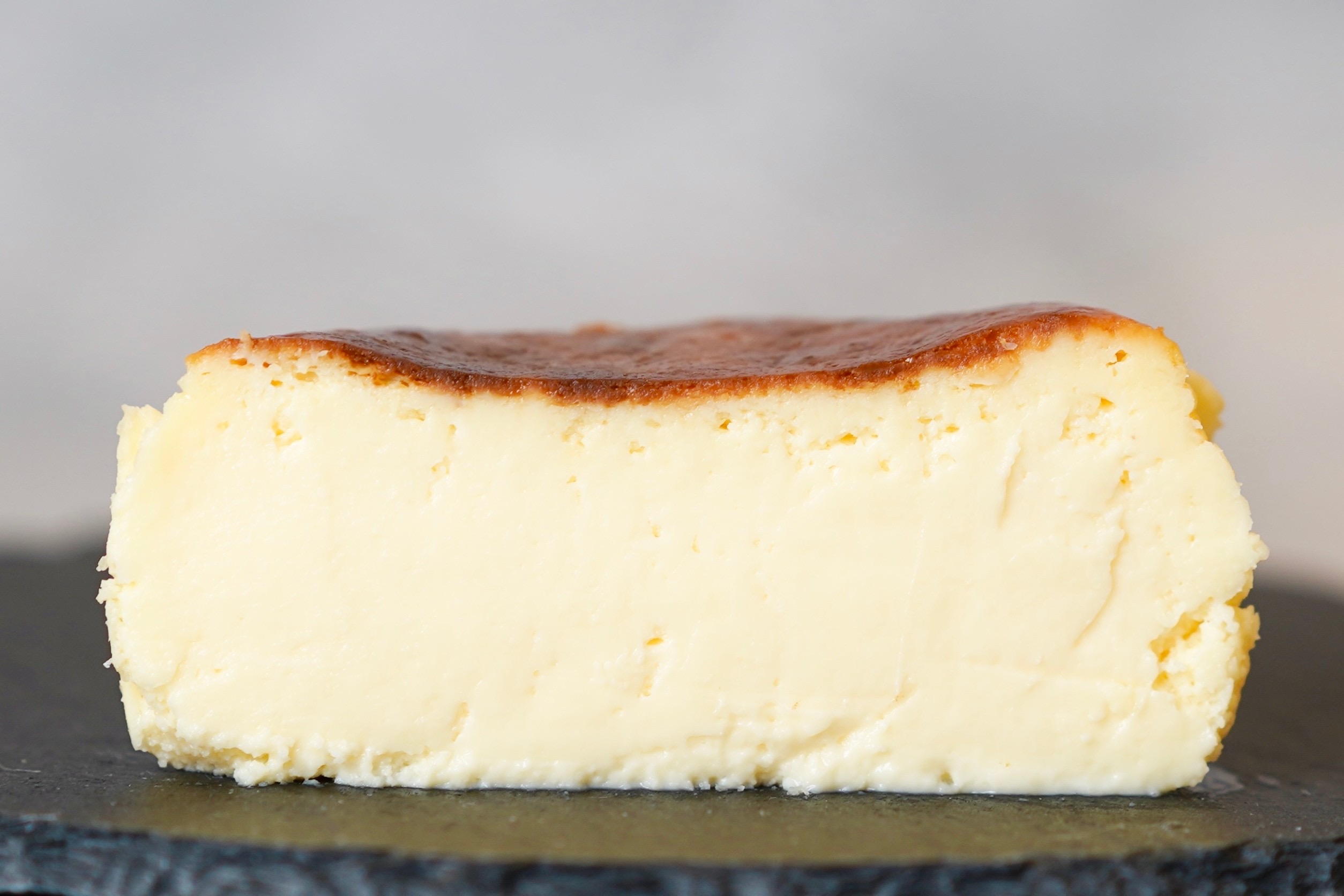 小麦の奴隷 の新作スイーツ とろ生バスクチーズケーキ 名物カレーパンの ザックザク とは真逆の 滑らか食感と濃厚な口どけ エスダムスメディアのプレスリリース