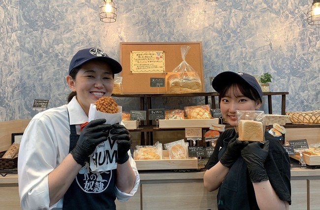 北九州小嶺店 店長ふじもん（左）とクルー（右）