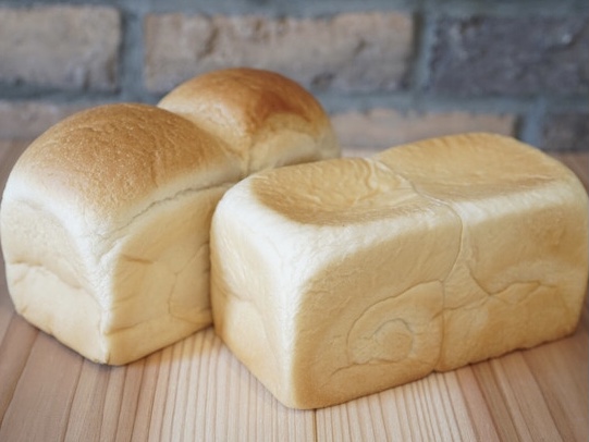 焼食パン（左）、生食パン（右）