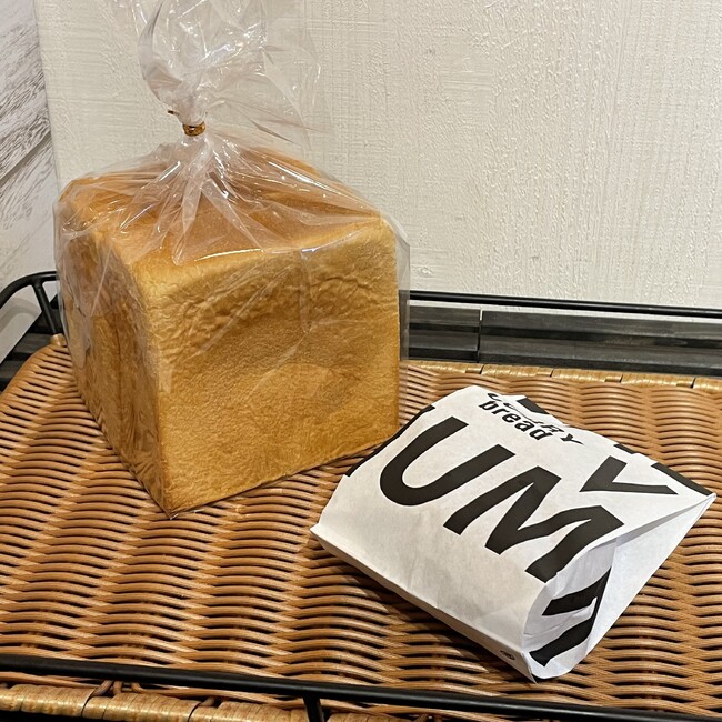 店長おすすめの「生食パン」（左）と「ザックザクカレーパン」（右）