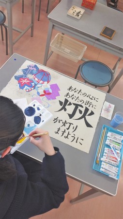市内の高校生が部活動で絵付け