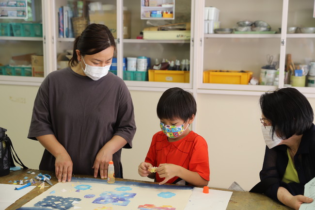 海老根和紙絵付けの様子