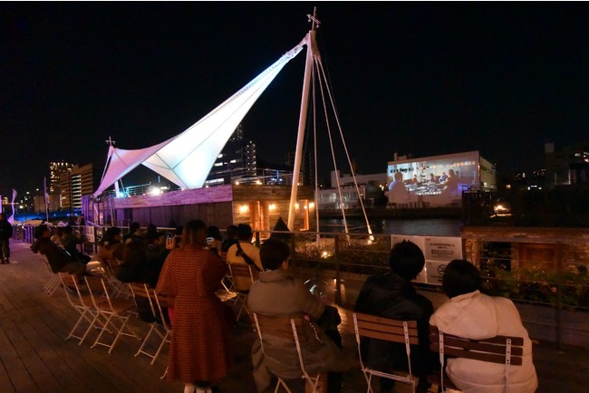 空気が澄んだ冬空の下、大画面での映画をお楽しみいただけます。