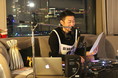 【DJ HASEBE × フレイザースイート赤坂東京】DJ HASEBEのライブ配信ルームを見学できる宿泊プランをファンコミュニティ向けに限定販売