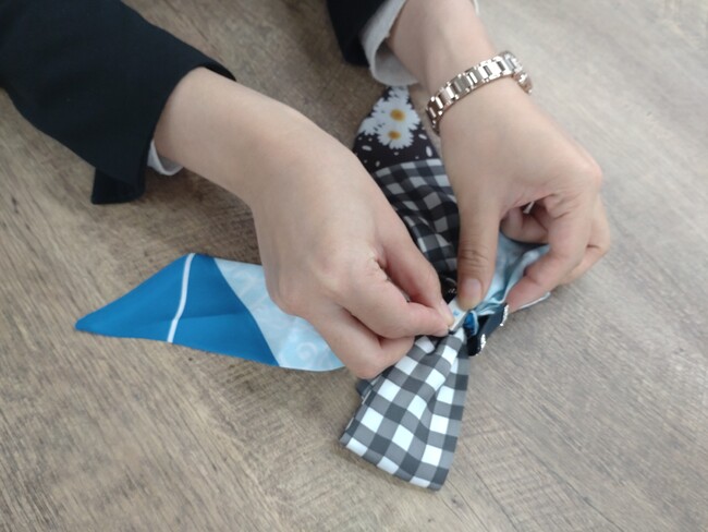 両面テープを中心に貼ってください