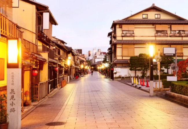 The streets of Gion are empty nowadays.