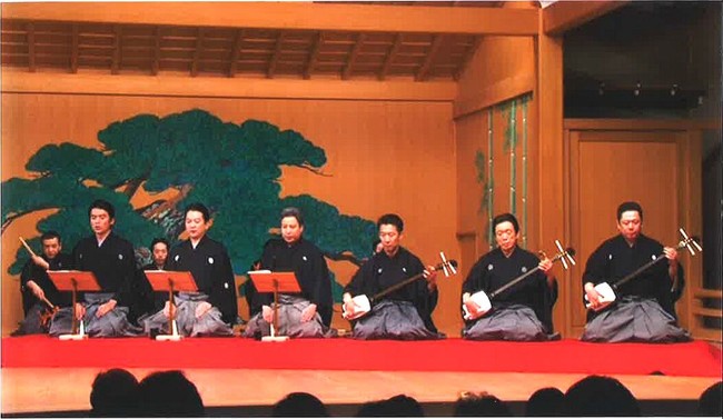 長唄を演奏する杵屋利光氏（左から3番目）