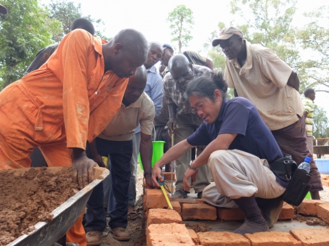エコサントイレ建設：現地ビルダーの技術指導をする日本人建築家（ケニア）