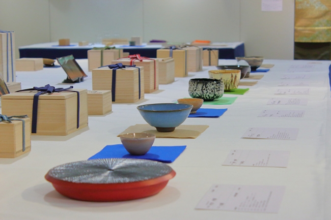 陶芸や漆芸品の展示の様子