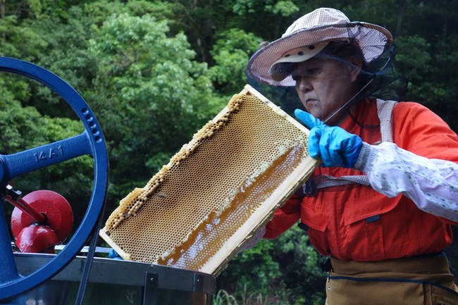 現地で養蜂家と共に汗を流して商品を確かめるスタンスは17年間変わらない