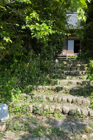 古寺の石階段