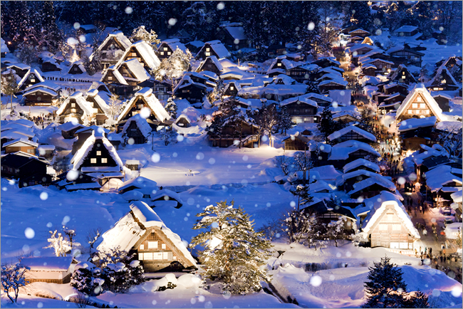 冬、雪につつまれた白川郷の美しさは、また格別。