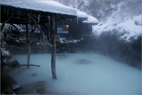 乳頭温泉郷の七湯の中で最も歴史の古い鶴の湯。乳白色のお湯に浸かって雪見温泉を楽しめます。