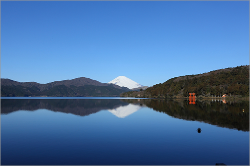 芦ノ湖越しに眺める美しい富士山