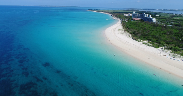 一度は見てみたい、圧倒的な美しさを誇る宮古島の与那覇前浜ビーチ。