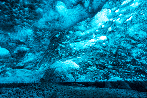 アイスランドの観光では、定番のゴールデンサークルやオーロラ観賞に加えて、最近はこの氷の洞窟が大人気！