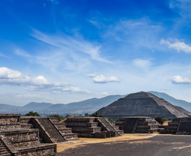 メキシコシティは中心街が世界遺産に登録されているだけでなく、同じく世界遺産のテオティワカン遺跡へも車で約1時間！