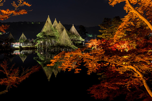 金沢・兼六園で季節ごとに開催される幻想的な夜のライトアップ。2017年秋は11月17日から始まります。