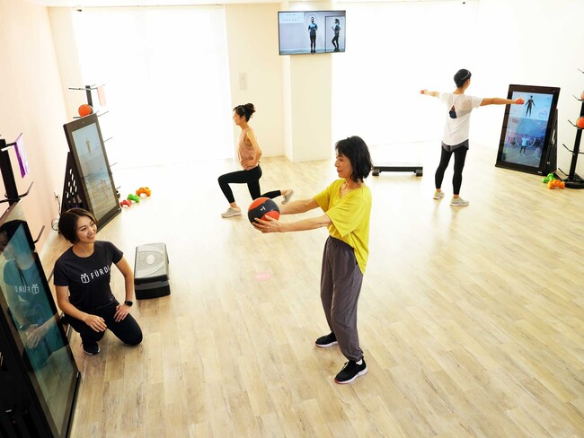 マシンのモニター画面上部に映るAIトレーナーの動きにあわせて動く新感覚のパーソナルトレーニング マシンのモニター画面上部に映るAIトレーナーの動きにあわせて動く新感覚のパーソナルトレーニング