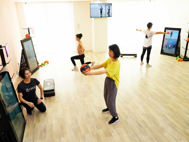 マシンのモニター画面上部に映るAIトレーナーの動きにあわせて動く新感覚のパーソナルトレーニング マシンのモニター画面上部に映るAIトレーナーの動きにあわせて動く新感覚のパーソナルトレーニング