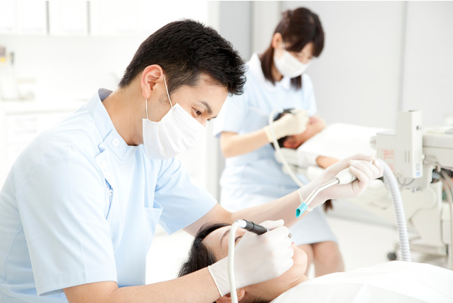 治療内容の多様化や変化にともない、歯科医師も歯科医院の数は年々増加しています。