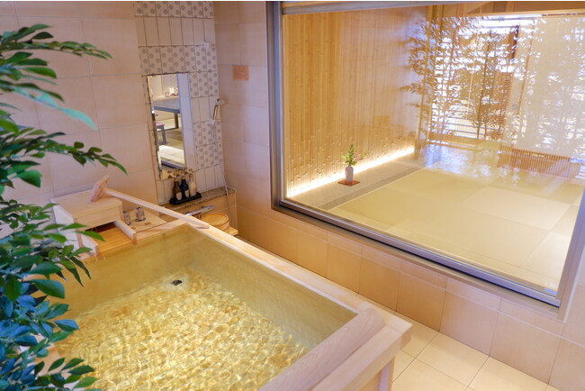 ヒノキ造りの源泉室内露天風呂付き客室