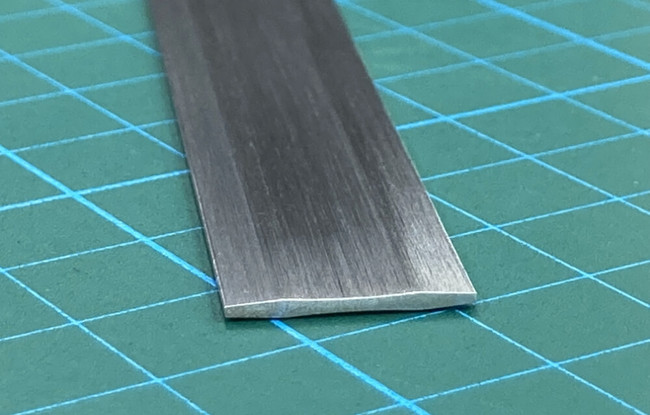 ZA系マグネシウム合金材異形圧延製品外観 (板厚：1.0mm　[最薄部0.85mm] 板幅：15.0mm)　