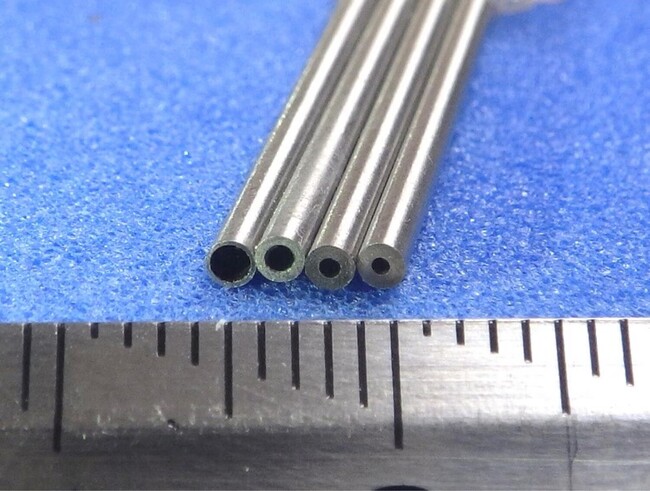 内面高精度小径管 (左より内径φ1.25mm、φ1.0mm、φ0.75mm、φ0.5ｍｍ)　