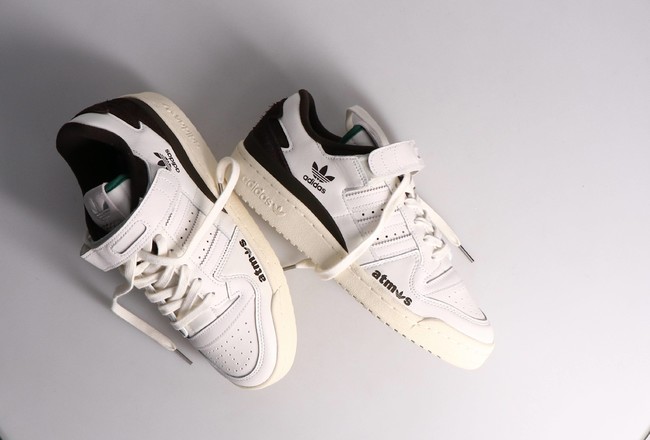atmosロゴにadidas Originals”トレフォイルロゴ”を使⽤した世界