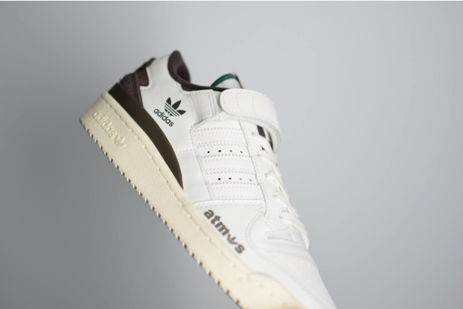 atmosロゴにadidas Originals”トレフォイルロゴ”を使⽤した世界