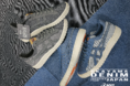 日本の伝統工芸、「岡山デニム」を採用した、atmosのデザイン提案によるASICS SportStyle GEL-PTG “OKAYAMA DENIM”が発売。