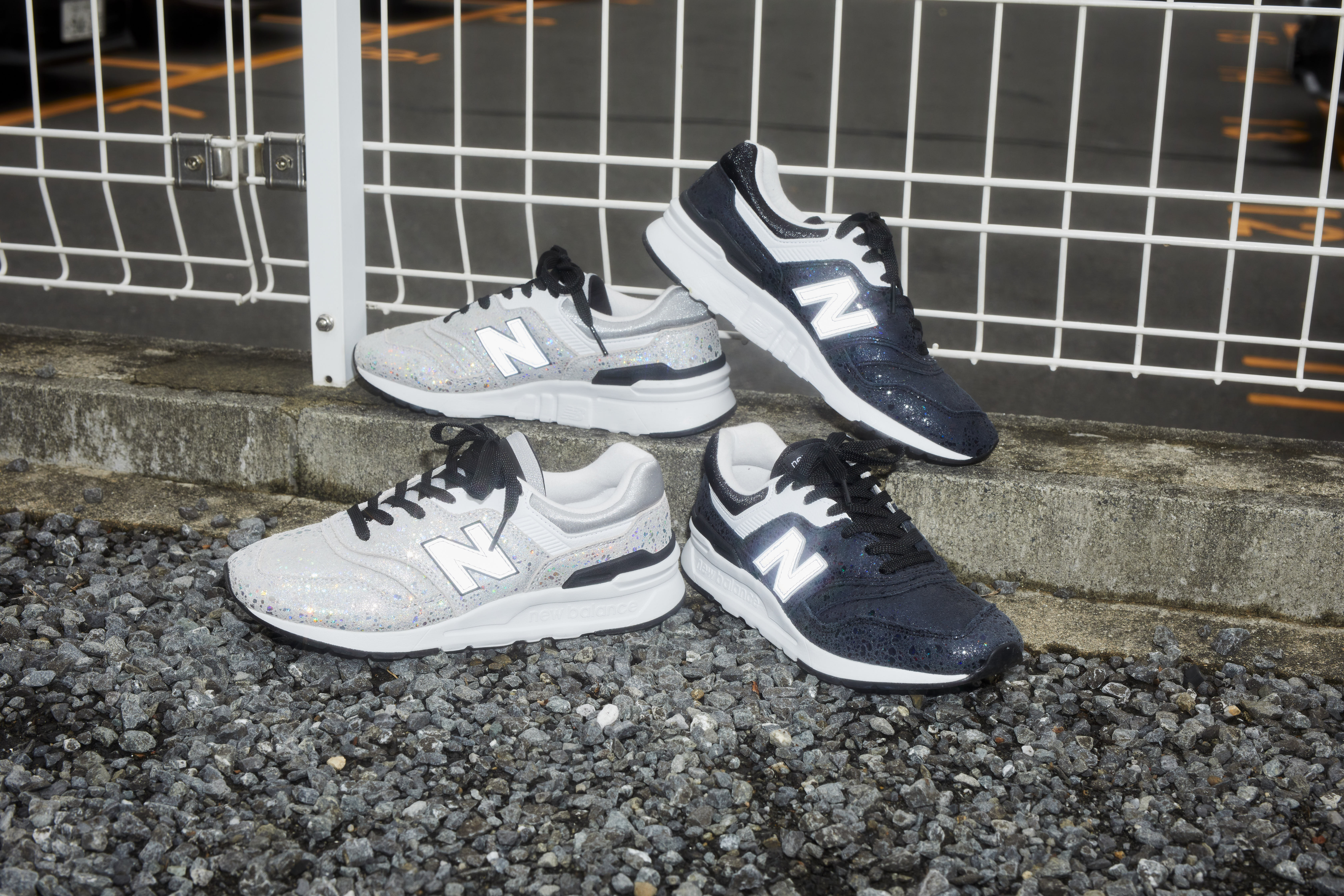 ラメ仕上げのNew Balance CW997HがEXCLUSIVEで登場!|Foot Locker ラメ仕上げのNew Balance CW997HがEXCLUSIVEで登場!|Foot Locker