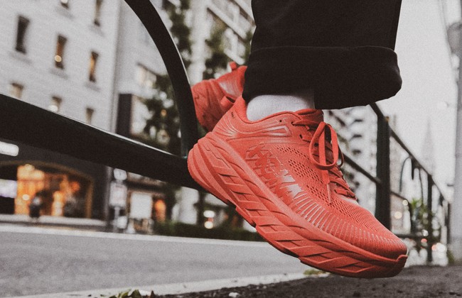 atmosよりHOKA ONE ONEの中で最大級のクッショニングモデル「BONDI 7」 “TRIPLE RED”が登場。 | Foot  Locker atmos Japan合同会社のプレスリリース