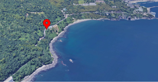 熱海駅から車で13分の切り立った崖地の上に建築される 熱海駅から車で13分の切り立った崖地の上に建築される