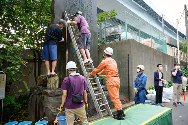 高所作業は日本橋消防署のサポートを受けながら実施
