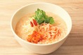 春の訪れを感じさせる彩り鮮やかでからだに嬉しいおかゆが初登場。「桜えびとくわいの春色かゆ」を期間限定で販売開始