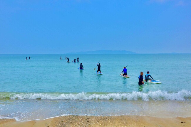 写真:SUP(スタンドアップパドル)を楽しむ人たち/提供:福岡市 写真:SUP(スタンドアップパドル)を楽しむ人たち/提供:福岡市