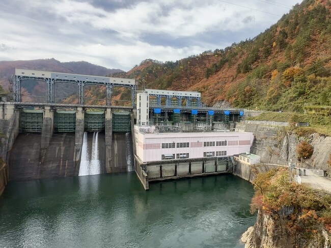第6只見川橋梁の車窓からは水力発電ダムも間近に（写真：福島県）