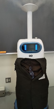 会場となる教室を除菌する除菌 AI ロボット