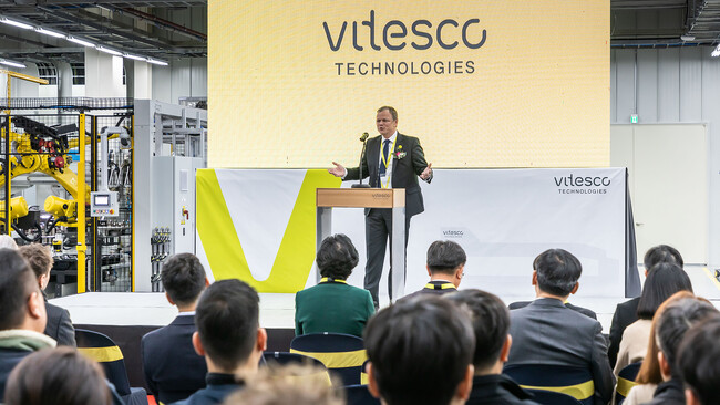 ヴィテスコ・テクノロジーズの取締役会メンバーおよびエレクトリフィケーションソリューション事業部の責任者 Thomas Stierle 韓国イチョン市の新しいEMR4工場のオープニングセレモニーにて (C) Vitesco Technologies GmbH