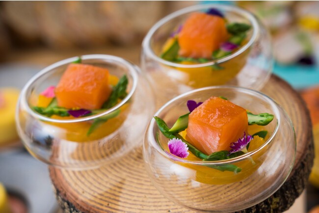 「レモンのコンフィのサステナブル・サーモン　アスパラガスの柑橘サラダ」イメージ