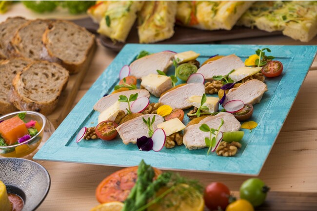 「博多鶏のポッシェとアプリコットのサラダ」イメージ