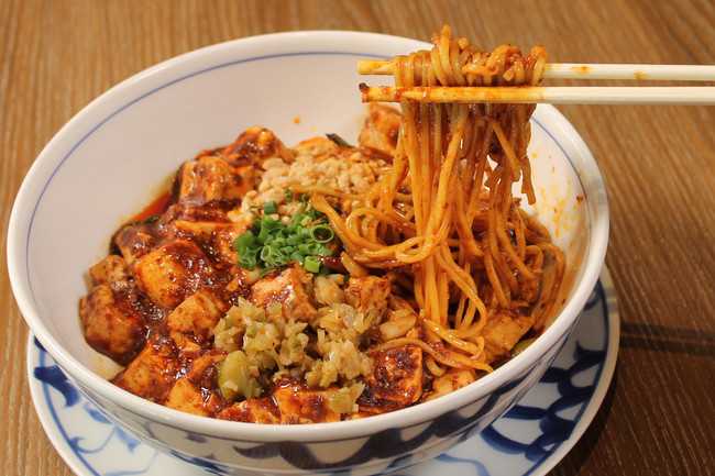 ラー油と花椒オイルで下ごしらえをした麺