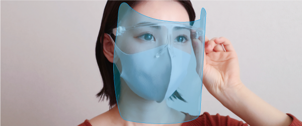 大きな透明シールドで、顔全体を飛沫からガードします。高い透明性のあるシールドなので視界の邪魔にもなりません。 顔の側面に回り込む設計ですので、多方面からの飛沫を防止します。