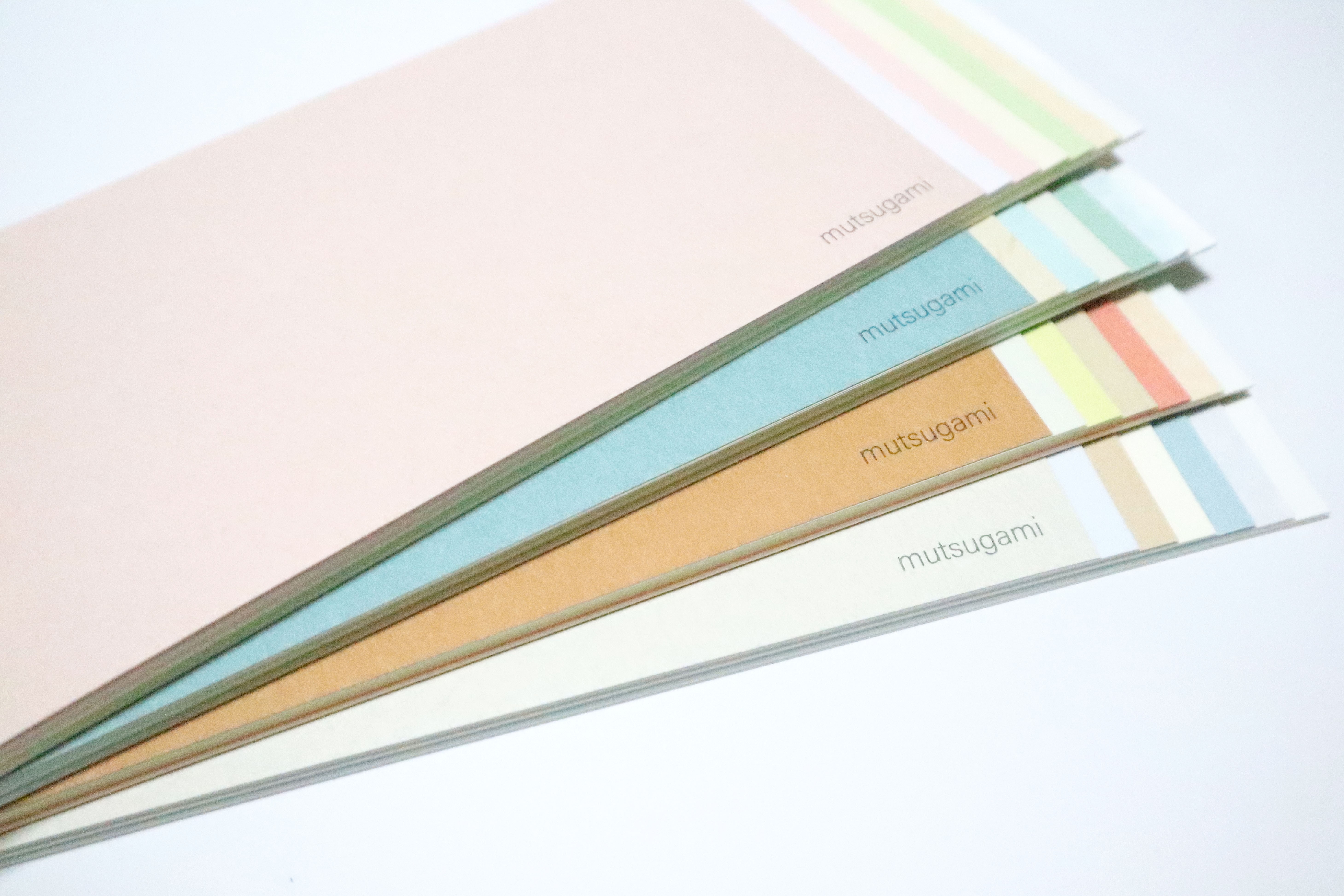 6種類の紙色からなる美しいグラデーションで四季を表現｜株式会社研恒 ...